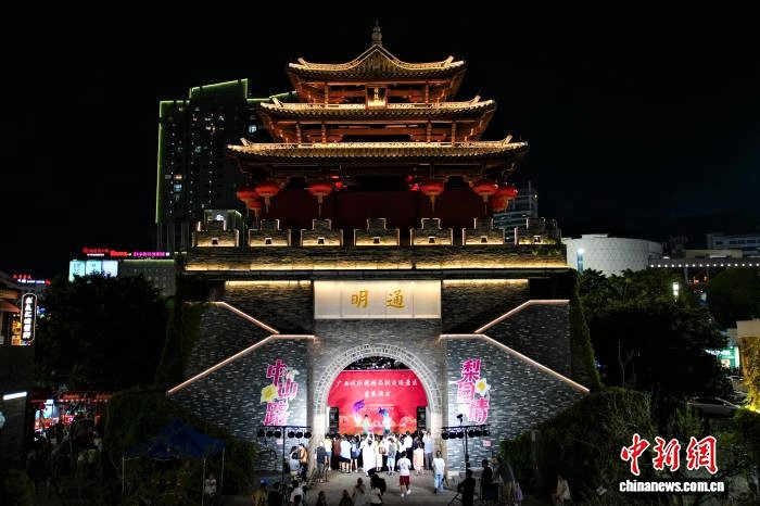 广西南宁：美食街夏夜“有好戏” 钟鼓楼里戏韵悠扬