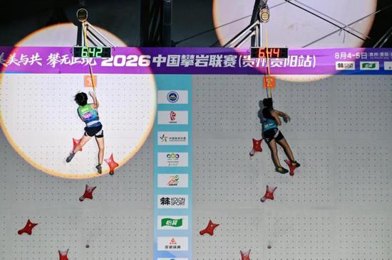 黄欣怡、王春优璇女子速度赛比赛中。主办方供图