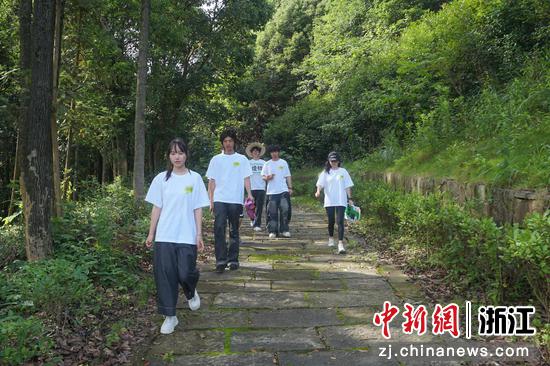 近日，浙江树人学院毫末书院实践团队走进富阳。（浙江树人学院供图）