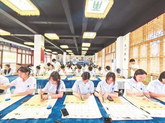 研学团在凤之羽水族非遗项目体验中心体验水书。本报记者 何广 摄