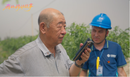 治沙人李鹏正在与家人通电话e