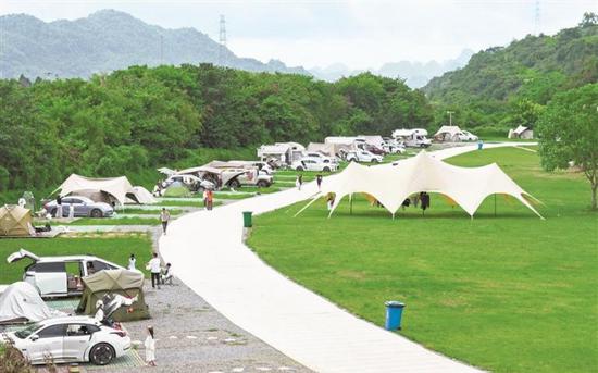 游客在兴义市峰林山序房车·户外露营基地度假。本报记者 黄飞鸿 摄