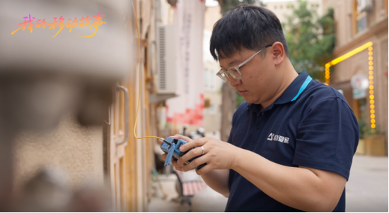 新疆移动的网络工程师正在巡检网络。e