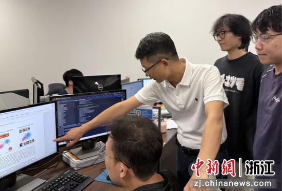 浙江科技大学大数据与智能安全团队开展科研攻关。受访者 供图 浙江科技大学大数据与智能安全团队开展科研攻关。受访者 供图