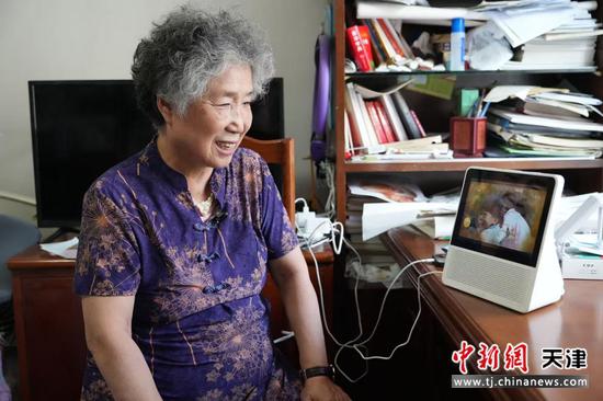 点餐后，张阿姨通过智能终端观看文娱节目，边看边等午饭送来。赵诺彤&nbsp;摄