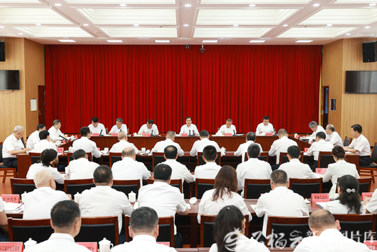 8月5日，自治区党委书记陈小江、自治区主席艾尔肯·吐尼亚孜在自治区工业和信息化厅调研并座谈。天山网-新疆日报记者 崔志坚摄e