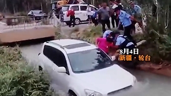 新疆轮台：车辆失控坠渠孕妇被困，民辅警用木板搭起“生命桥”