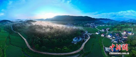 8月7日，贵州省铜仁市松桃苗族自治县盘石镇当造村迎来立秋初景，田野、乡村、山川湖泊在晨光和平流雾的映衬下，若隐若现，构成一幅幅乡村美景画。
