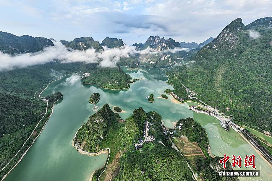 广西凌云县浩坤湖景色宜人