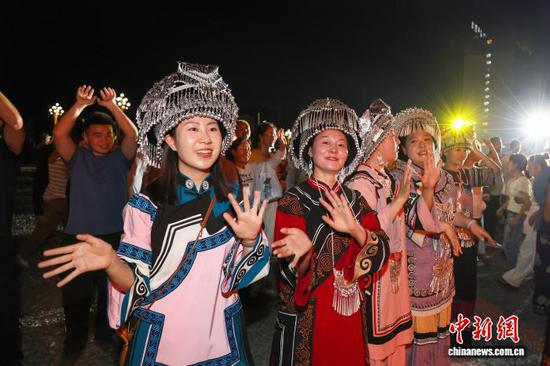 图为8月6日，民众在贵州省毕节市百里杜鹃管理区参加火把节活动。李华 摄