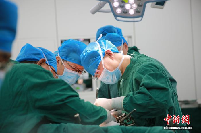 第一师医院援疆专家团队为患者开展手术。(资料图)黄叶叶 摄