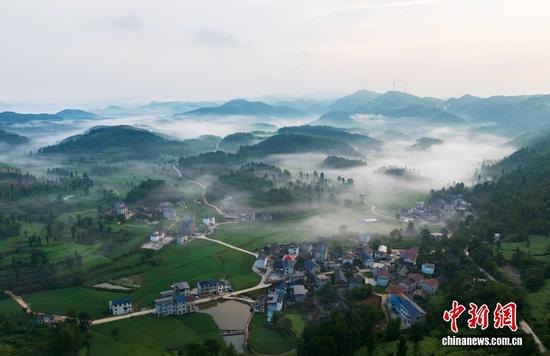 8月7日，贵州省铜仁市松桃苗族自治县盘石镇当造村迎来立秋初景，田野、乡村、山川湖泊在晨光和平流雾的映衬下，若隐若现，构成一幅幅乡村美景画。
