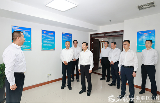 8月6日，自治区党委书记陈小江、自治区主席艾尔肯·吐尼亚孜在新疆国际博览事务局，听取工作介绍，调研中国—亚欧博览会组织运行、招商招展、作用发挥等情况。天山网-新疆日报记者 崔志坚摄