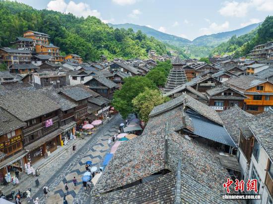 图为8月7日航拍游客在肇兴侗寨游玩。(无人机照片)唐哲 摄