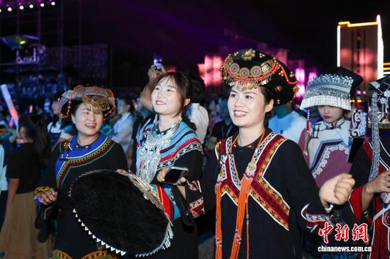 图为8月6日，民众在贵州省毕节市百里杜鹃管理区参加火把节活动。李华 摄
