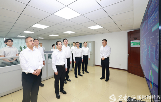 8月6日，自治区党委书记陈小江、自治区主席艾尔肯·吐尼亚孜在自治区商务厅，了解全区消费品以旧换新等重点工作进展。天山网-新疆日报记者 崔志坚摄e