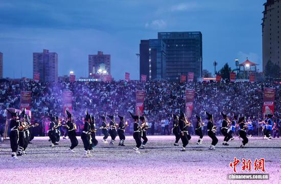 8月6日晚，贵州省毕节市威宁彝族回族苗族自治县举行2026年避暑旅游季火把狂欢系列活动，数万游客欢聚一堂，以火之名，踏歌起舞，共度火把狂欢夜。图为活动现场，古彝仪式剧《撮泰吉》表演。何欢 摄