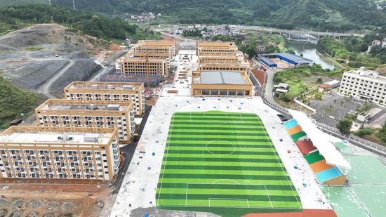 岑巩县第一中学新校区全景。吴祥华 摄