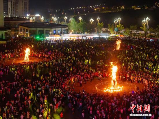 图为8月6日，民众在贵州省毕节市百里杜鹃管理区参加火把节活动。李华 摄
