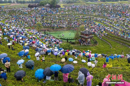 近日，贵州省毕节市大方县奢香古镇梯田音乐会在“大地指纹”花海梯田精彩上演，一场沉浸式实景演出，为广大游客送上清凉的文化盛宴。奢香古镇是大方县易地扶贫搬迁安置区，在规划时把田园风光融入城镇建设，在古镇中心建设了12万平方米的“城市梯田”。本次梯田音乐会是毕节市夏季避暑文旅系列活动重要内容，后续当地还将持续推出音乐会、长街烙锅宴、非遗打铁花、篝火巡游等特色活动，依托自然生态与民族文化资源持续丰富文旅业态，不断激活旅游市场，助推文旅融合高质量发展。图为8月7日，贵州省毕节市大方县奢香古镇，民众在梯田里等待音乐会。罗大富 摄