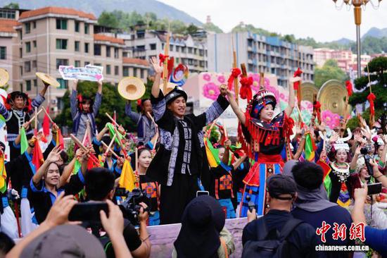 图为8月8日，黔南自治州荔波县方阵进行表演。黔南州融媒体中心供图