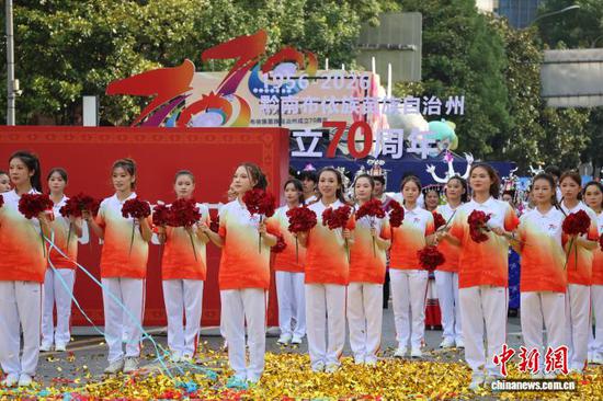 图为8月8日，黔南布依族苗族自治州成立70周年庆祝活动——民族团结大巡游的铸牢中华民族共同体意识方阵。中新网记者 刘美伶 摄