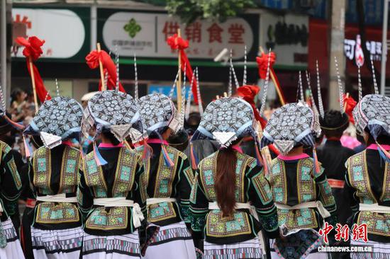 图为8月8日，黔南布依族苗族自治州成立70周年庆祝活动——民族团结大巡游现场，黔南自治州贵定县方阵在巡游。中新网记者 刘美伶 摄