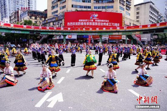 8月8日，贵州省黔南布依族苗族自治州成立70周年庆祝活动——民族团结大巡游在都匀市举行。本次巡游由20支方阵组成，来自黔南自治州12个县市的特色队伍、优秀团体、各行业先进集体代表和民众代表，依次亮相。图为黔南自治州罗甸县方阵进行表演。黔南州融媒体中心供图