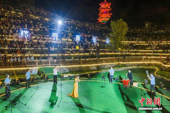 图为8月7日，贵州省毕节市大方县奢香古镇，演员在梯田音乐会现场表演。罗大富 摄