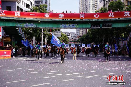 图为8月8日，黔南自治州三都水族自治县方阵在巡游。黔南州融媒体中心供图