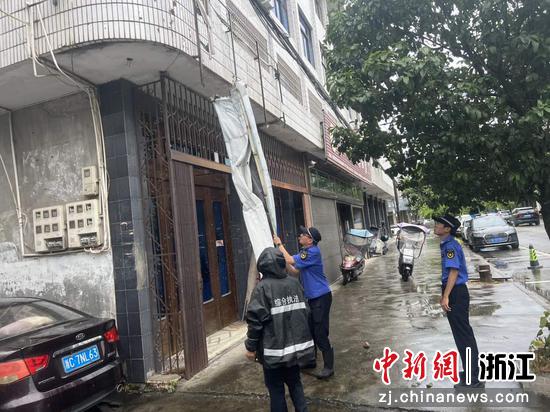 执法队员清理户外广告牌。鳌江镇供图