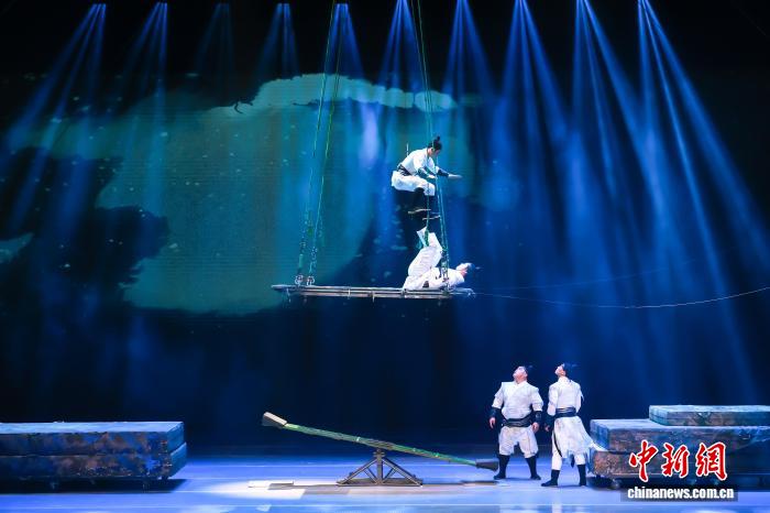 杂技魔术精品亮相南宁 高难度表演点燃夏夜