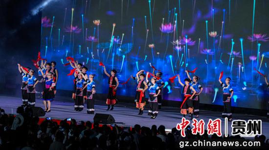 8月8日，贵州“村舞”暨晴隆县第十六届火把节系列活动中进行非遗展演。