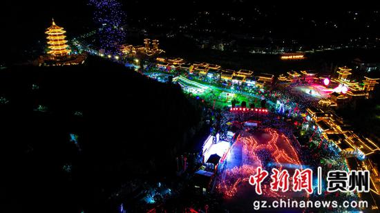 8月8日，航拍贵州晴隆县第十六届火把节活动现场。