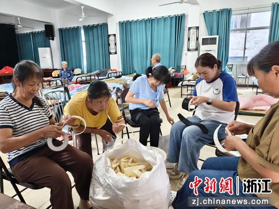 8月9日下午，缙云县石笕乡石笕村避灾安置点里，民众做手工活。缙云县委宣传部供图