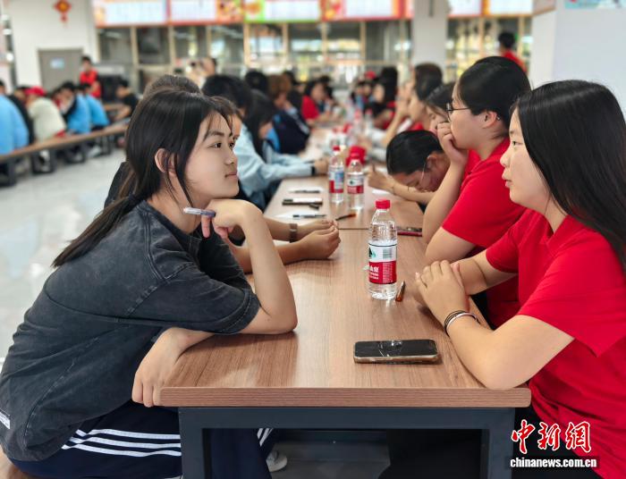 活动中，华裔青少年与第十师北屯职业技术学校学生对话交流，拉近距离。史玉江 摄