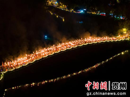 2026年8月9日，贵州省毕节市大方县举行火把传递巡游活动。何志刚摄