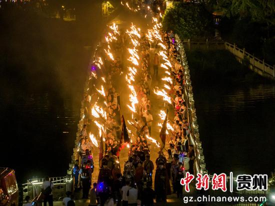 2026年8月9日，贵州省毕节市大方县举行火把传递巡游活动。何志刚摄