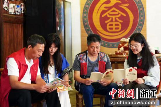 近日，志愿者在衢州龙游沐尘畲族乡开展法治宣传教育。&nbsp;龙游县烟草专卖局&nbsp;供图