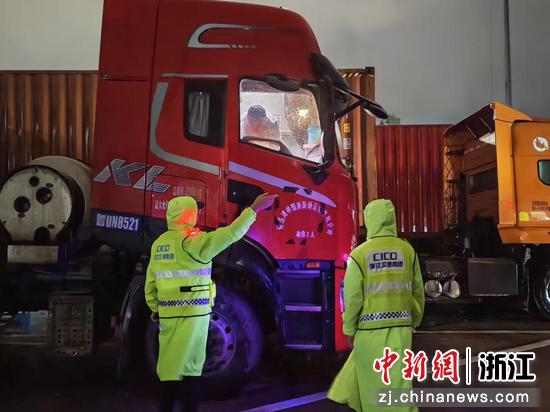 工作人员引导车辆有序停靠。 浙江交通集团 供图 工作人员引导车辆有序停靠。 浙江交通集团 供图