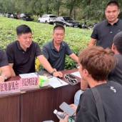 乌鲁木齐公交站支张桌“听意见”，一夜后：3006路末班延30分钟、3003路加密