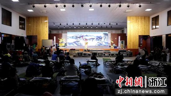 浙江莲都,碧湖镇中溪村文化礼堂安置点,村民欣赏婺剧。莲都区融媒体中心供图 浙江莲都,碧湖镇中溪村文化礼堂安置点,村民欣赏婺剧。莲都区融媒体中心供图