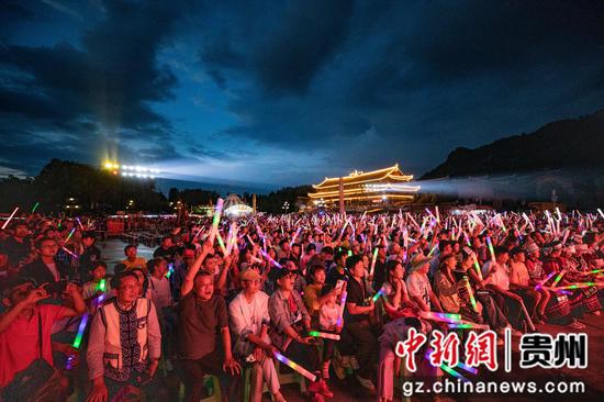 2026年8月9日，游客在贵州省毕节市大方县贵州宣慰府广场观看2026年“乌蒙深处·火把狂欢”文旅融合晚会。何志刚摄