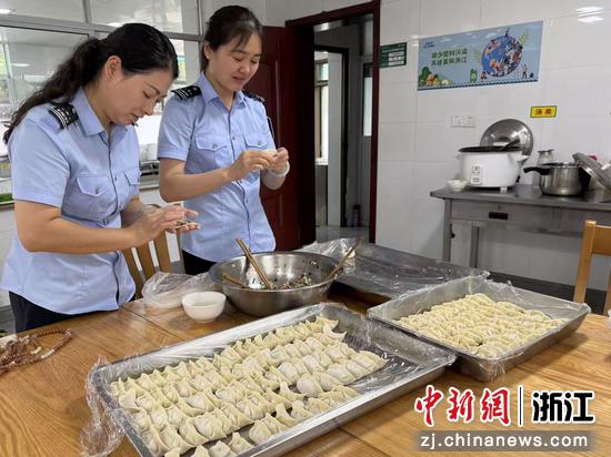“映山红”党员志愿者准备餐食。浙江交通集团 供图 “映山红”党员志愿者准备餐食。浙江交通集团 供图