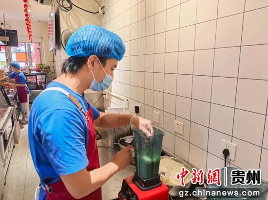 店员正在制作冰浆。