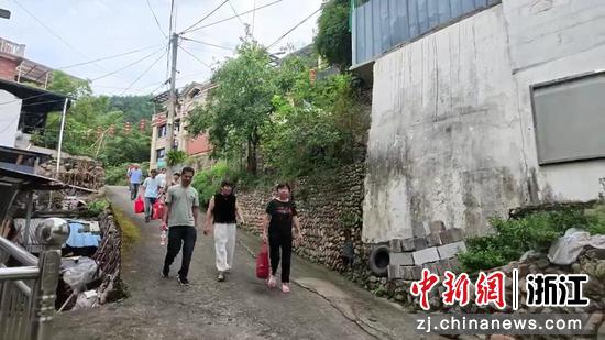 浙江莲都,街村干部挨家挨户上门动员,耐心劝导危险区域民众及时转移。莲都区融媒体中心供图 浙江莲都,街村干部挨家挨户上门动员,耐心劝导危险区域民众及时转移。莲都区融媒体中心供图