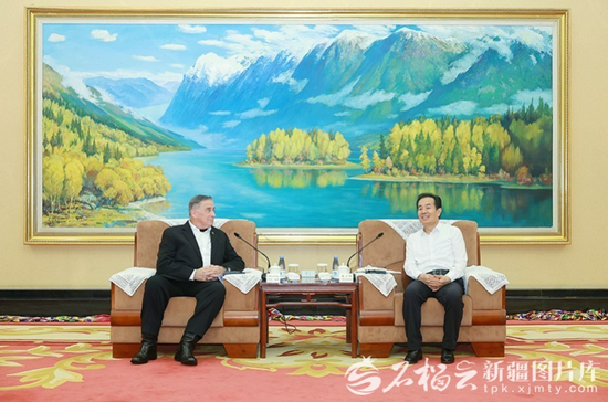 8月7日，自治区党委书记陈小江在乌鲁木齐会见美中航空遗产基金会主席格林。石榴云/新疆日报记者 崔志坚摄e