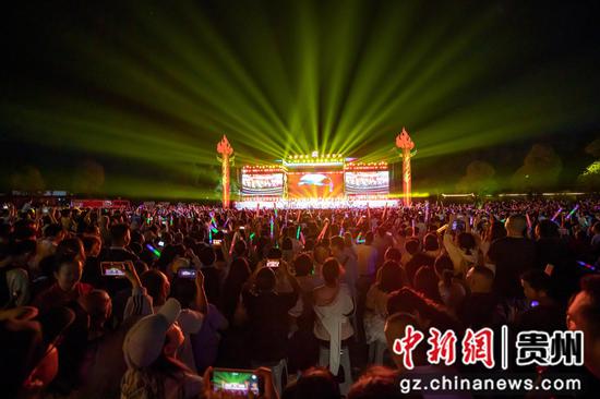 2026年8月9日，游客在贵州省毕节市大方县贵州宣慰府广场观看2026年“乌蒙深处·火把狂欢”文旅融合晚会。何志刚摄