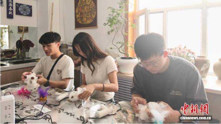 台青DIY网红“新疆小羊”玩偶 深度感知新疆