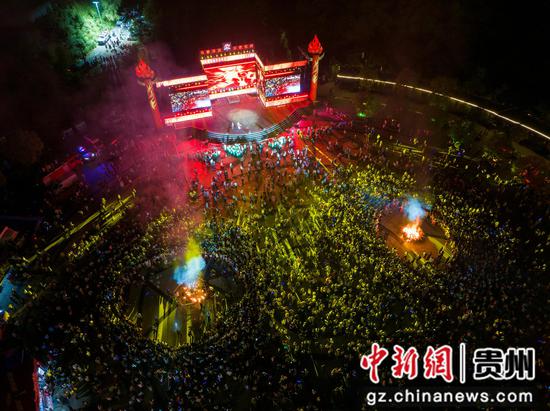 2026年8月9日，游客在贵州省毕节市大方县贵州宣慰府广场体验火把狂欢。何志刚摄